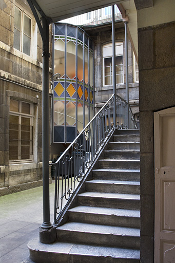Vue du départ de l'escalier à cage ouverte depuis le fond de la première cour. © Yves Sancey / Région Bourgogne-Franche-Comté, Inventaire du patrimoine - 2011