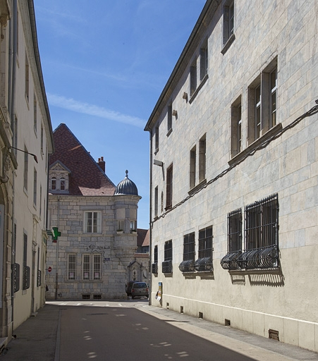 Logis principal, façade latérale droite sur rue : de trois quarts droit. © Yves Sancey / Région Bourgogne-Franche-Comté, Inventaire du patrimoine - 2011