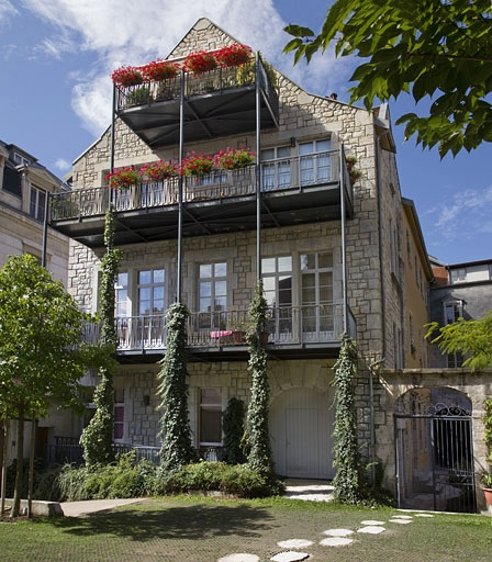 Logis principal, pignon de l'aile droite : de trois quarts droit. © Yves Sancey / Région Bourgogne-Franche-Comté, Inventaire du patrimoine - 2011
