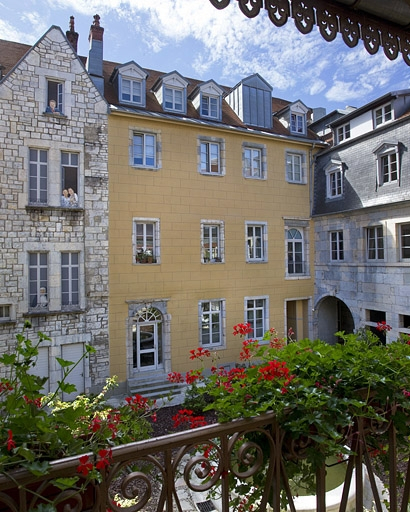 Logis principal, aile droite : façade sur cour, de trois quarts gauche. © Yves Sancey / Région Bourgogne-Franche-Comté, Inventaire du patrimoine - 2011