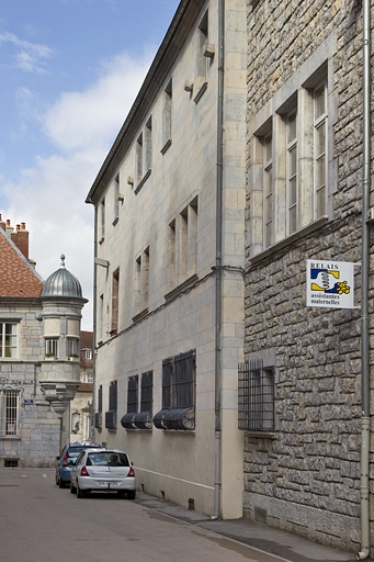 Logis principal, aile droite, façade postérieure depuis la rue d'Anvers : de trois quarts droit. © Yves Sancey / Région Bourgogne-Franche-Comté, Inventaire du patrimoine - 2011