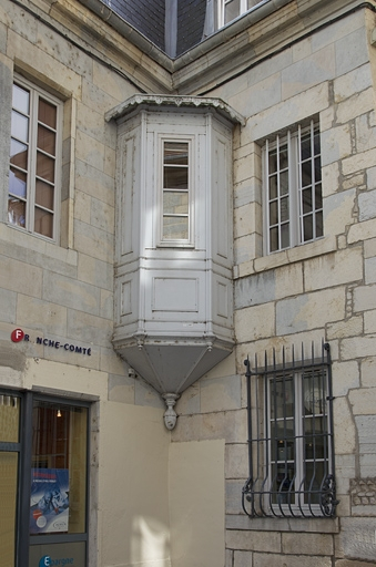 Logis principal, façade antérieure, partie gauche : détail d'une logette. © Yves Sancey / Région Bourgogne-Franche-Comté, Inventaire du patrimoine - 2011