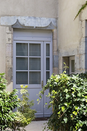Logis principal, aile gauche sur cour : détail d'une porte du rez-de-chaussée. © Yves Sancey / Région Bourgogne-Franche-Comté, Inventaire du patrimoine - 2011