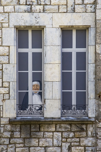 Logis principal, extrémité de l'aile droite, façade sur cour : détail des fenêtres du premier étage. © Yves Sancey / Région Bourgogne-Franche-Comté, Inventaire du patrimoine - 2011