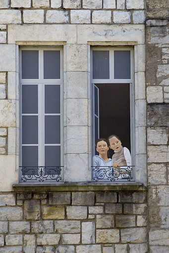 Logis principal, extrémité de l'aile droite, façade sur cour : détail des fenêtres du deuxième étage. © Yves Sancey / Région Bourgogne-Franche-Comté, Inventaire du patrimoine - 2011