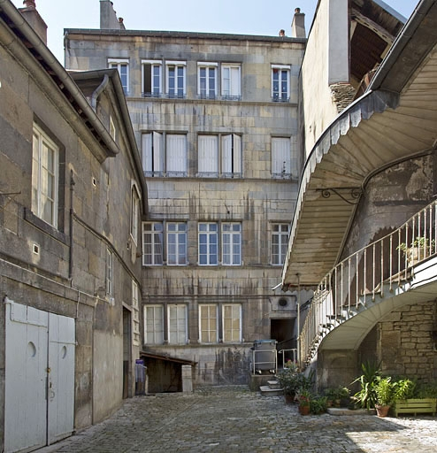 Vue de la façade postérieure du logis principal : de face. © Yves Sancey / Région Bourgogne-Franche-Comté, Inventaire du patrimoine - 2011