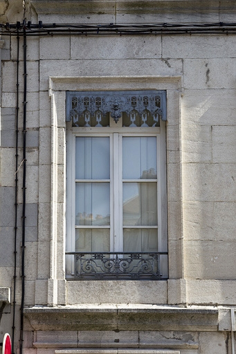 Logis principal, façade antérieure : détail d'une fenêtre du premier étage. © Yves Sancey / Région Bourgogne-Franche-Comté, Inventaire du patrimoine - 2011