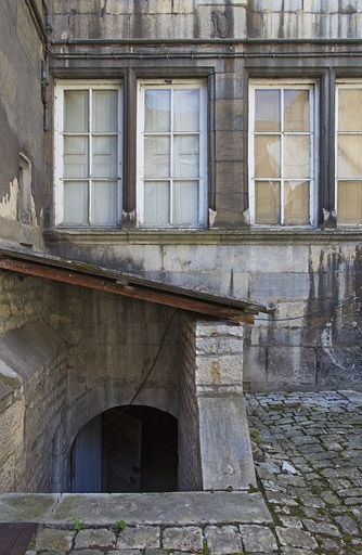 Logis principal, façade postérieure : détail de l'entrée de la cave. © Yves Sancey / Région Bourgogne-Franche-Comté, Inventaire du patrimoine - 2011