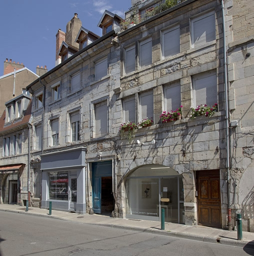 Vue d'ensemble depuis la rue, de trois quarts droit. © Yves Sancey / Région Bourgogne-Franche-Comté, Inventaire du patrimoine - 2011