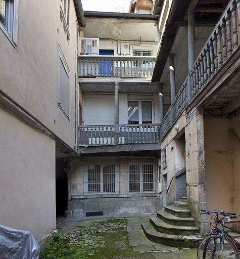 Logis principal : façade postérieure depuis le fond de la cour. © Yves Sancey / Région Bourgogne-Franche-Comté, Inventaire du patrimoine - 2011