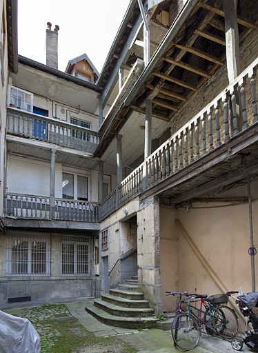 Vue d'ensemble de la façade postérieure du logis principal et de l'escalier extérieur. © Yves Sancey / Région Bourgogne-Franche-Comté, Inventaire du patrimoine - 2011