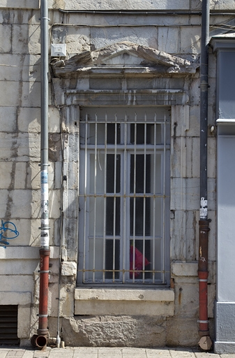 Logis principal, façade antérieure : détail d'une fenêtre du rez-de-chaussée, partie gauche. © Yves Sancey / Région Bourgogne-Franche-Comté, Inventaire du patrimoine - 2011