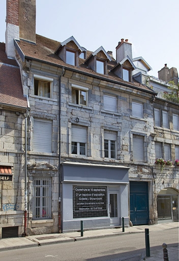 Vue d'ensemble depuis la rue, de trois quarts gauche. © Yves Sancey / Région Bourgogne-Franche-Comté, Inventaire du patrimoine - 2011
