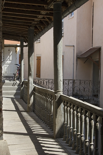 Escalier extérieur : détail de la coursière du premier étage, depuis l'intérieur. © Yves Sancey / Région Bourgogne-Franche-Comté, Inventaire du patrimoine - 2011