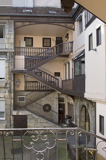 Vue d'ensemble de l'escalier à cage ouverte droit depuis l'escalier gauche. © Yves Sancey / Région Bourgogne-Franche-Comté, Inventaire du patrimoine - 2011