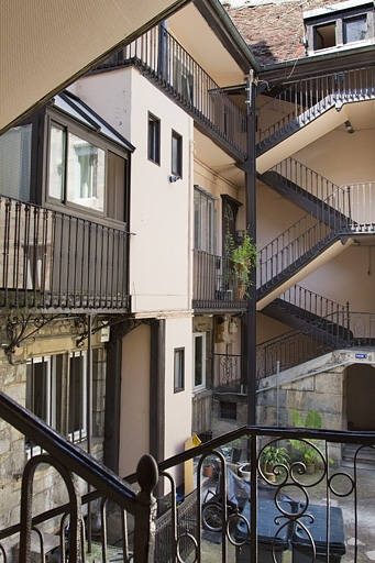 Vue d'ensemble de l'escalier à cage ouverte gauche, depuis l'escalier droit. © Yves Sancey / Région Bourgogne-Franche-Comté, Inventaire du patrimoine - 2011