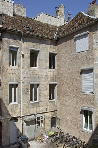 Logis secondaire : détail de l'aile gauche, de trois quarts gauche. © Yves Sancey / Région Bourgogne-Franche-Comté, Inventaire du patrimoine - 2011