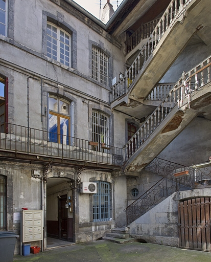 Logis principal : détail de la façade postérieure et de l'escalier à cage ouverte, de trois quarts gauche. © Yves Sancey / Région Bourgogne-Franche-Comté, Inventaire du patrimoine - 2011