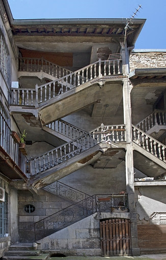 Escalier à cage ouverte sur cour, de face. © Yves Sancey / Région Bourgogne-Franche-Comté, Inventaire du patrimoine - 2011