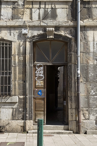 Logis principal, façade antérieure : détail de la porte d'entrée. © Yves Sancey / Région Bourgogne-Franche-Comté, Inventaire du patrimoine - 2011