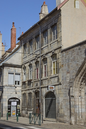 Vue d'ensemble depuis la rue, de trois quarts droit, vue rapprochée. © Yves Sancey / Région Bourgogne-Franche-Comté, Inventaire du patrimoine - 2011