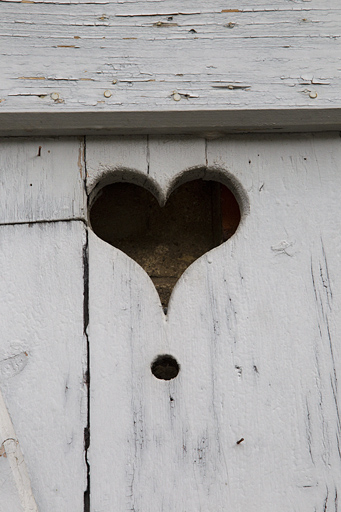 Atelier en pierre au n° 14B : motif en coeur sur un volet. © Yves Sancey / Région Bourgogne-Franche-Comté, Inventaire du patrimoine - 2011
