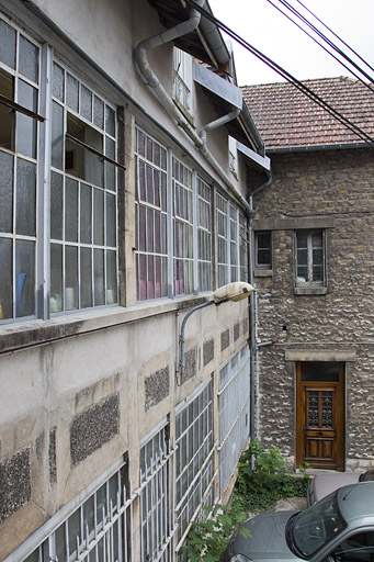 Atelier en béton au n° 14B : façade antérieure vue en enfilade (vers le sud). © Yves Sancey / Région Bourgogne-Franche-Comté, Inventaire du patrimoine - 2011