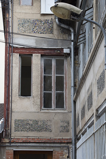 Atelier en béton au n° 14B : façade antérieure, baies du retour au nord-est. © Yves Sancey / Région Bourgogne-Franche-Comté, Inventaire du patrimoine - 2011