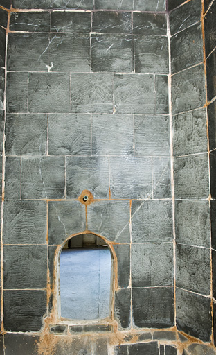 L'ouverture d'une cuve depuis l'intérieur. © Marc Loukachine / Région Bourgogne-Franche-Comté, Inventaire du patrimoine - 2011