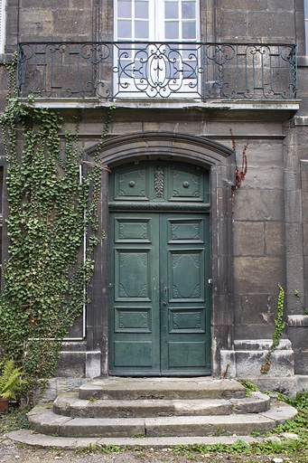 Logis principal, façade sur cour : détail de la porte d'entrée. © Yves Sancey / Région Bourgogne-Franche-Comté, Inventaire du patrimoine - 2011