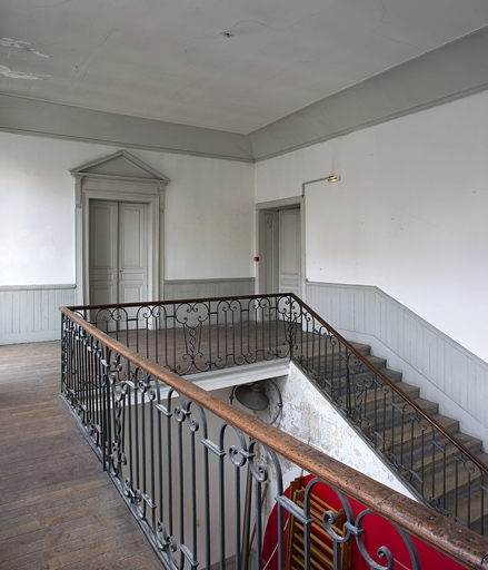 Logis principal, intérieur : vue d'ensemble de l'escalier. © Yves Sancey / Région Bourgogne-Franche-Comté, Inventaire du patrimoine - 2011