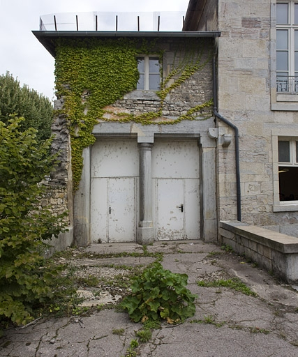 Détail de l'édicule à gauche de la façade donnant sur l'ancien jardin, de face. © Yves Sancey / Région Bourgogne-Franche-Comté, Inventaire du patrimoine - 2011