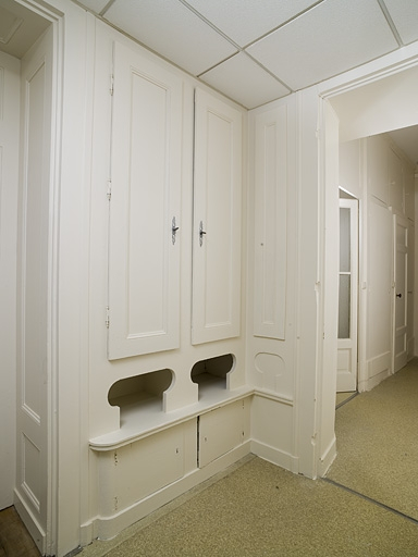 Logis principal, intérieur, couloir : détail des placards, de trois quarts gauche. © Jérôme Mongreville / Région Bourgogne-Franche-Comté, Inventaire du patrimoine - 2011