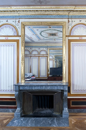 Logis principal, intérieur, salon : détail de la cheminée. © Jérôme Mongreville / Région Bourgogne-Franche-Comté, Inventaire du patrimoine - 2011