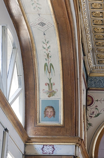 Logis principal, intérieur, salon : détail des motifs peints dans l'encadrement d'une fenêtre, partie droite. © Jérôme Mongreville / Région Bourgogne-Franche-Comté, Inventaire du patrimoine - 2011