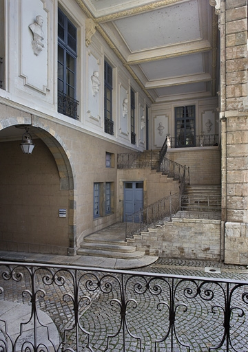 Vue d'ensemble du portail d'entrée sur cour et de l'escalier, depuis l'aile droite. © Yves Sancey / Région Bourgogne-Franche-Comté, Inventaire du patrimoine - 2011