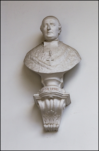 Décor de la cage d'escalier : buste de monseigneur Dubourg, archevêque. © Yves Sancey / Région Bourgogne-Franche-Comté, Inventaire du patrimoine - 2011