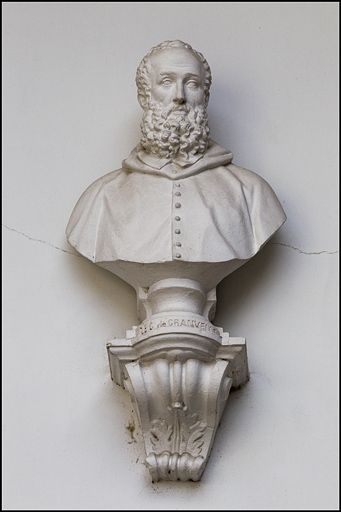 Décor de la cage d'escalier : buste du cardinal Antoine de Granvelle. © Yves Sancey / Région Bourgogne-Franche-Comté, Inventaire du patrimoine - 2011