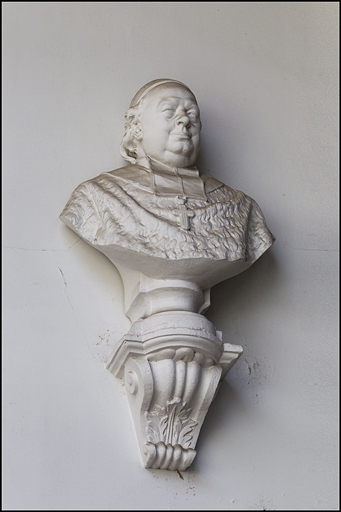 Décor de la cage d'escalier : buste d'un archevêque non identifié. © Yves Sancey / Région Bourgogne-Franche-Comté, Inventaire du patrimoine - 2011