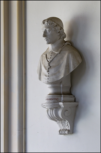 Décor de la cage d'escalier : buste d'Antoine-Pierre II de Grammont, archevêque. © Yves Sancey / Région Bourgogne-Franche-Comté, Inventaire du patrimoine - 2011
