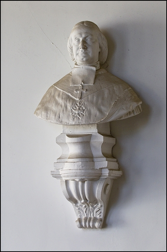 Décor de la cage d'escalier : buste d'un archevêque non identifié. © Yves Sancey / Région Bourgogne-Franche-Comté, Inventaire du patrimoine - 2011