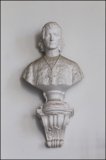 Décor de la cage d'escalier : buste du cardinal de Rohan-Chabot, archevêque. © Yves Sancey / Région Bourgogne-Franche-Comté, Inventaire du patrimoine - 2011