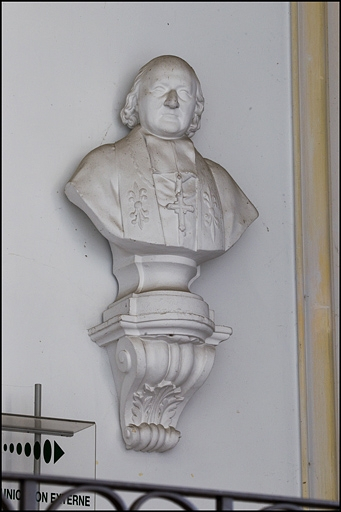 Décor de la cage d'escalier : buste d'un archevêque non identifié. © Yves Sancey / Région Bourgogne-Franche-Comté, Inventaire du patrimoine - 2011