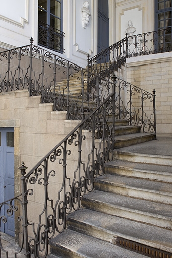 Escalier : vue d'ensemble de la rampe en ferronnerie. © Yves Sancey / Région Bourgogne-Franche-Comté, Inventaire du patrimoine - 2011