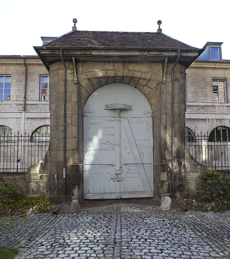 Vue du portail d'entrée depuis la cour, de face. © Yves Sancey / Région Bourgogne-Franche-Comté, Inventaire du patrimoine - 2011