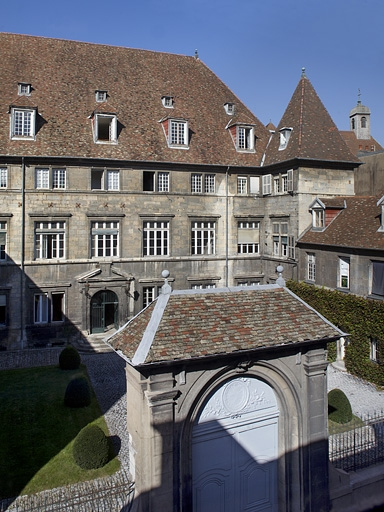 Vue d'ensemble de l'hôtel et de la cour, de trois quarts gauche. © Yves Sancey / Région Bourgogne-Franche-Comté, Inventaire du patrimoine - 2011