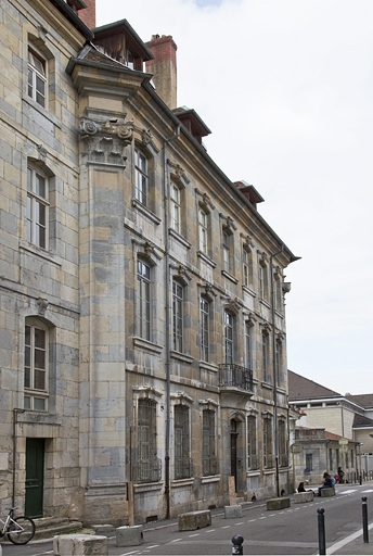 Vue d'ensemble depuis la rue du lycée, de trois quarts gauche. © Yves Sancey / Région Bourgogne-Franche-Comté, Inventaire du patrimoine - 2011