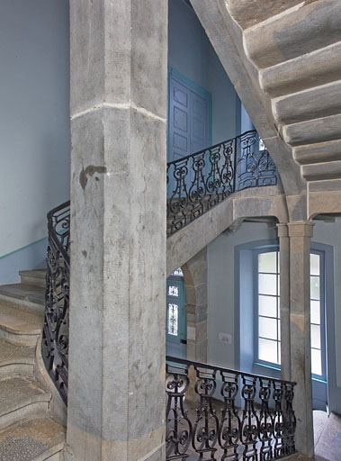 Intérieur : vue d'ensemble de l'escalier, de trois quarts gauche. © Yves Sancey / Région Bourgogne-Franche-Comté, Inventaire du patrimoine - 2011