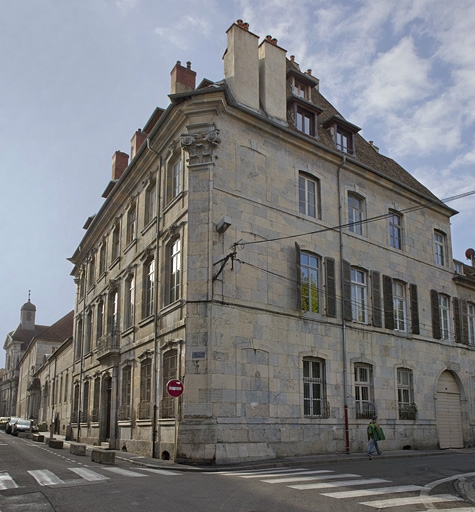Vue d'ensemble du logis depuis la rue, de trois quarts droit. © Yves Sancey / Région Bourgogne-Franche-Comté, Inventaire du patrimoine - 2011