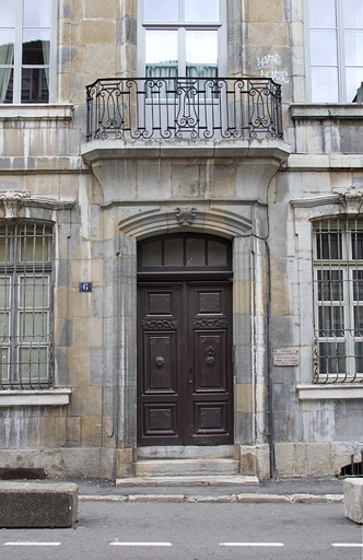 Façade antérieure : détail de la porte d'entrée et du balcon du premier étage. © Yves Sancey / Région Bourgogne-Franche-Comté, Inventaire du patrimoine - 2011